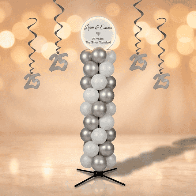 Silber-weiße Ballonsäule mit rundem weißem Topboard mit Jubiläumsnamen in einem champagnergoldenen Festsaal mit Kristallleuchtern