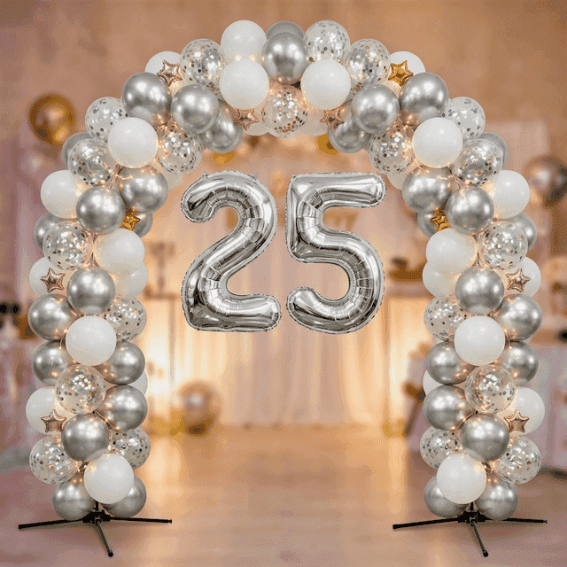 PilaMania Ballonbogen kombiniert mit silbernen Folien-Ziffernballons 25 und weißer Dekoration für Jubiläum