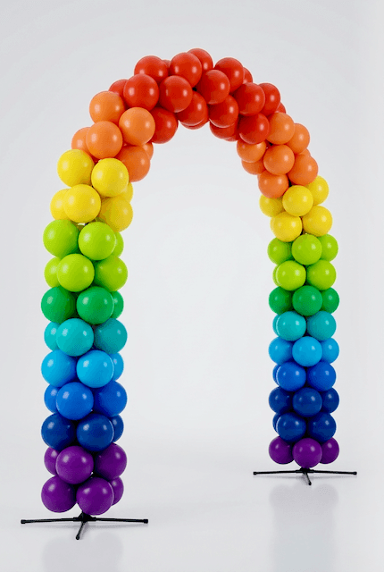 PilaMania Ballonbogen in Rot-Weiß-Blau — Vorderansicht mit sichtbarer Durchgangsbreite und Rahmenkonstruktion, vollständig aufgebaut