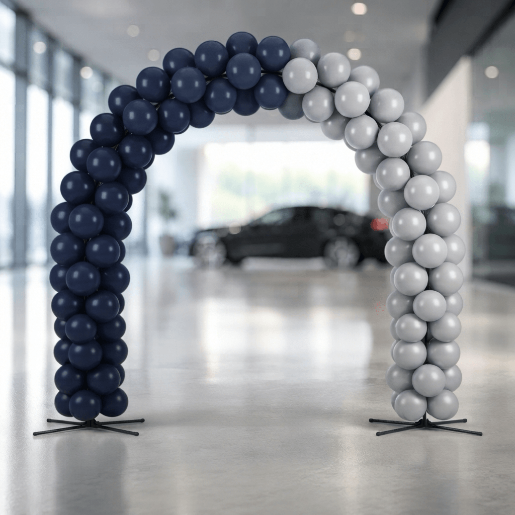 Ballonbogen in Dunkelblau und Silbergrau über dem Durchgang eines Autohaus-Showrooms