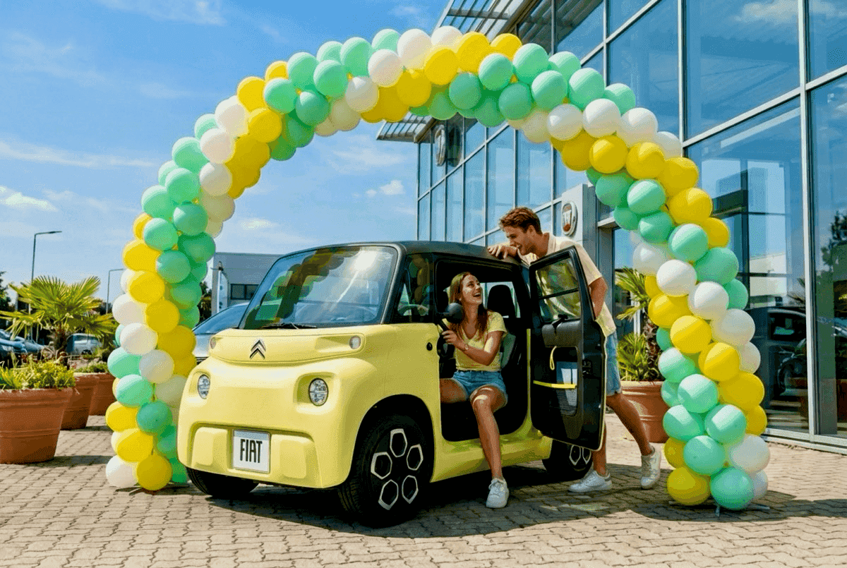 Ballonbogen in frischen Grüntönen über der Ecke mit Elektroautos im Showroom