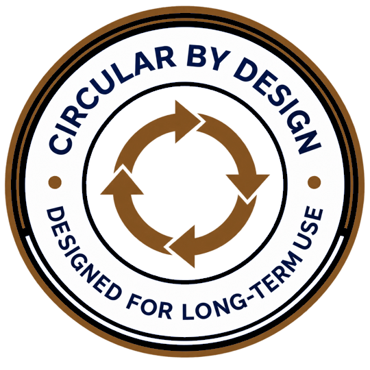 Circular by Design Abzeichen - Für Langzeitnutzung entwickelt mit kreisförmigem Pfeilsymbol in Gold auf dunklem Hintergrund