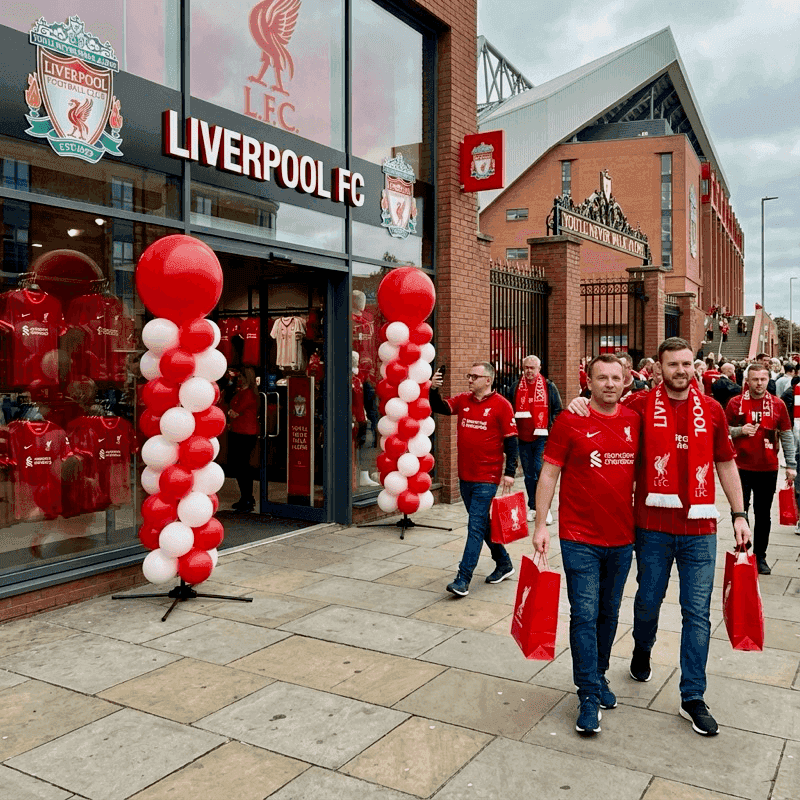 Farbenfrohe Ballons für Fußballdekoration