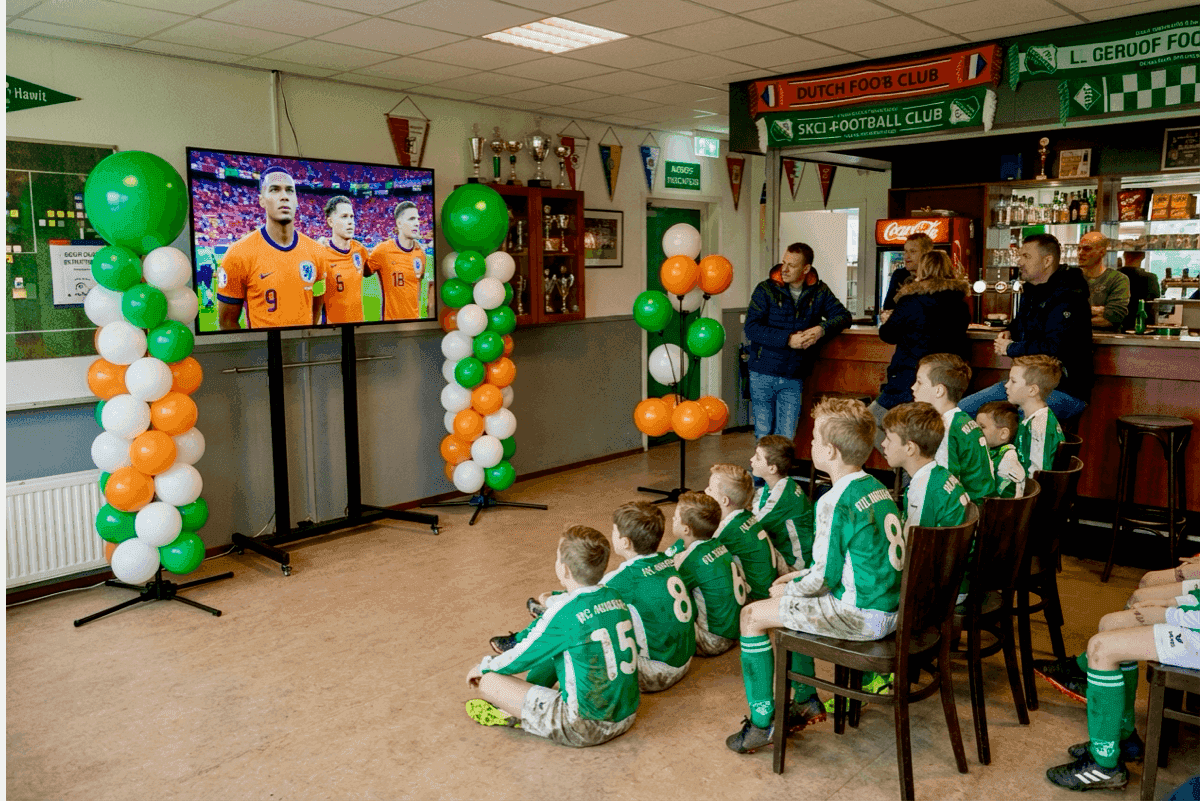 Farbenfrohe Ballondekoration als Blickfang