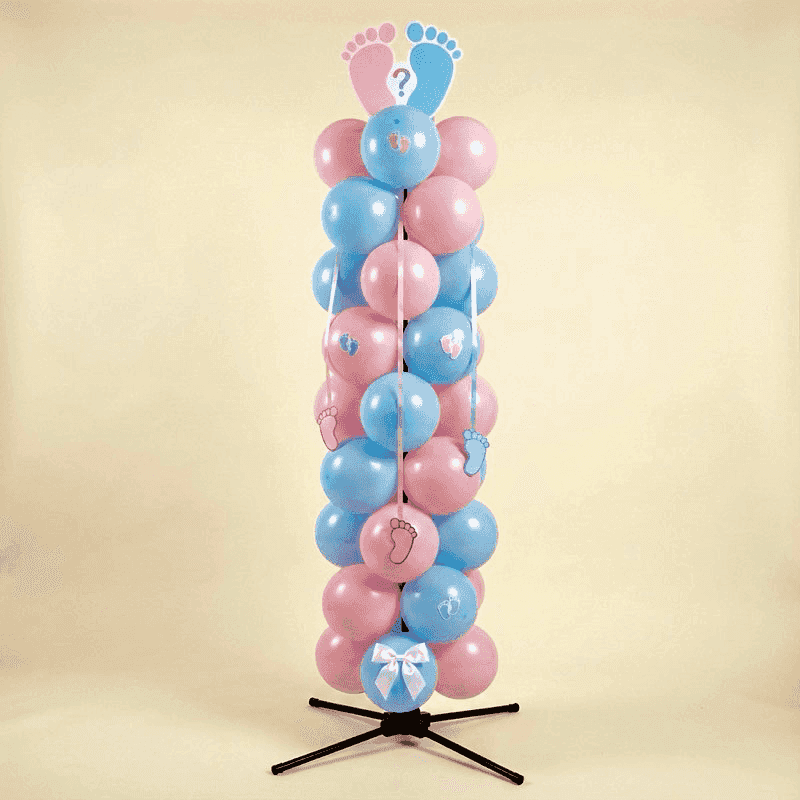 Klassische Gender Reveal Ballonsäule mit abwechselnd rosa und blauen Ballons und süßen Babyfüßchen-Dekorationen