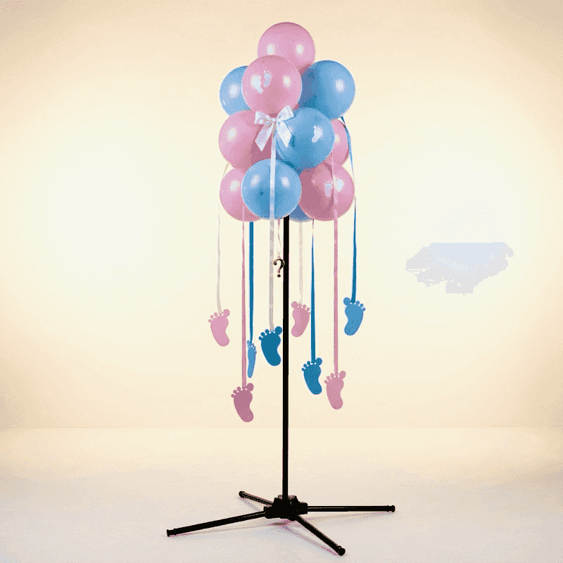 Niedliche Gender Reveal Ballontraube mit hängenden rosa und blauen Babyfüßchen, weißer Schleife und goldenem Fragezeichen