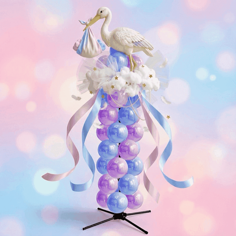 Märchenhafte Gender Reveal Säule mit weißem Storch-Topper, lila und rosa Pastell-Ballons und weißen Blumen