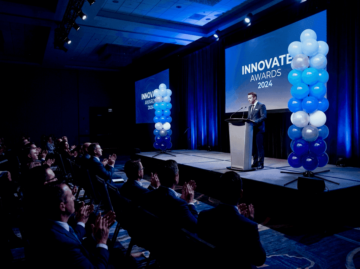 Ballonsäulen als Bühnen-Akzent bei Firmen-Award-Zeremonie