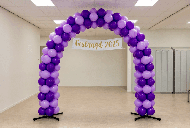 Ballonbogen in Schulfarben als Fotowand bei Abschlussfeier, ideal für Social Media