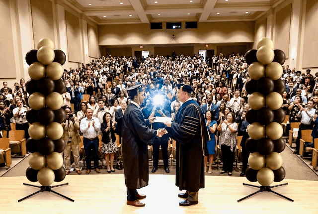 Stilvolle Ballonsäulen in neutralen Farben bei Hochschul- oder Universitäts-Abschlussfeier