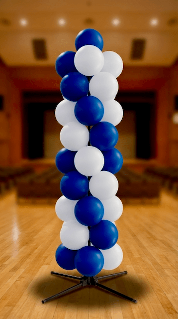 Gesamtansicht einer kompletten Abschlussfeier-Aufstellung mit PilaMania Ballonsäulen und Ballonbogen in Schulfarben