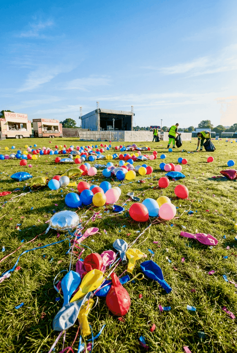 Müllberg mit gebrauchten Ballons nach einer Veranstaltung